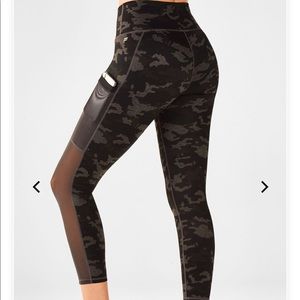 Mila High-Waisted Pocket Capri Charcoal Camo